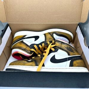 5.5Y Jordan 1 Mid SE Grade School Boys'